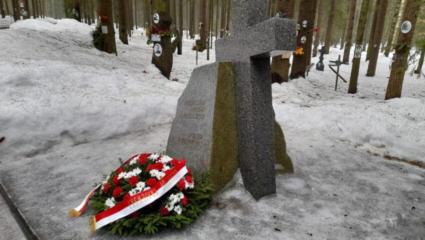 Z cmentarza pod Petersburgiem zniknął krzyż ku czci Polaków pomordowanych przez Stalina