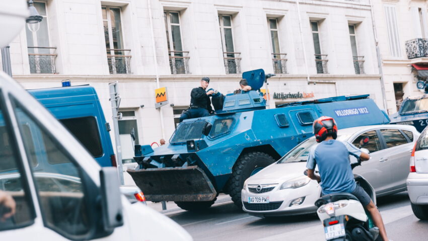 Francuscy policjanci boją się pracować w imigranckich dzielnicach
