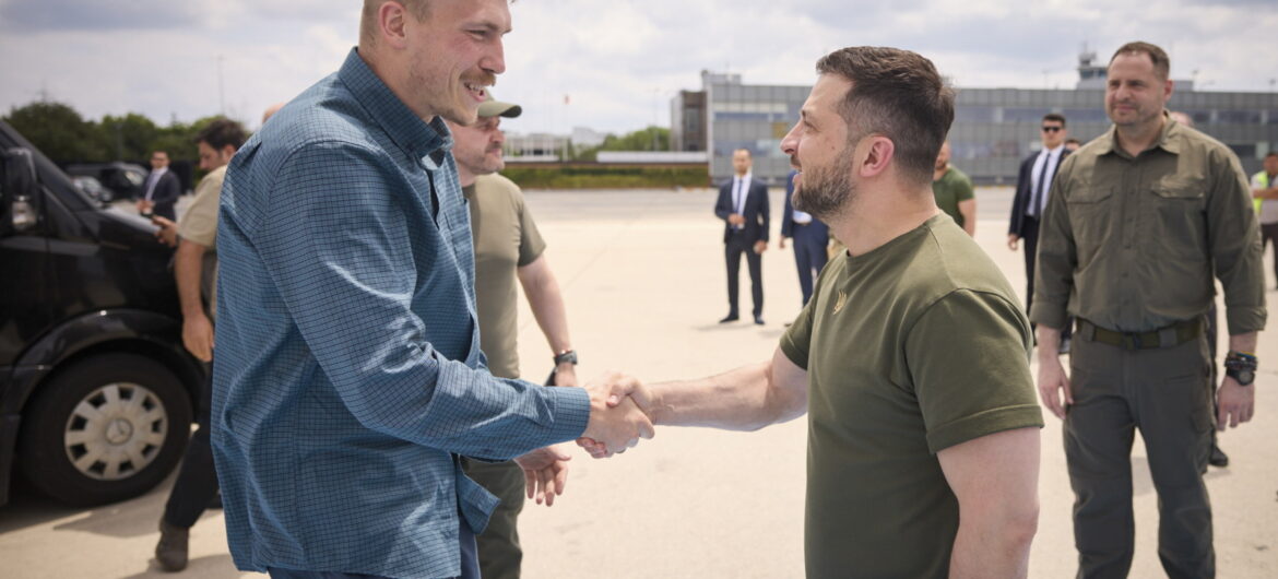 Kolejni bohaterowie z Azowstalu wrócili do domu. Przywiózł ich prezydent Zełenski