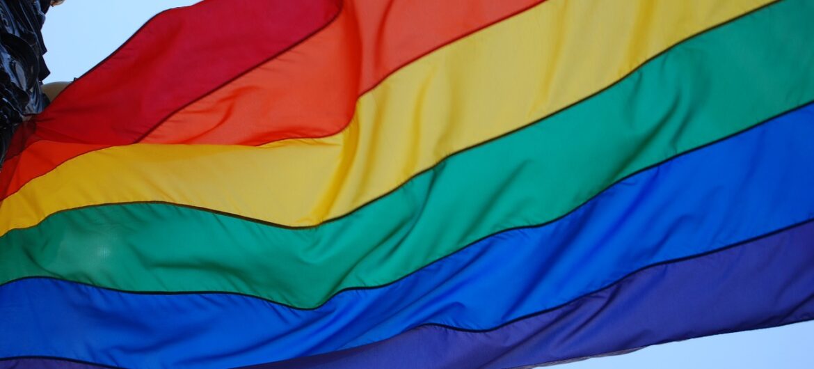 Koniec imprezy “Gay Pride Amsterdam”. Jej organizatorom zarzucono, że promują… białych gejów