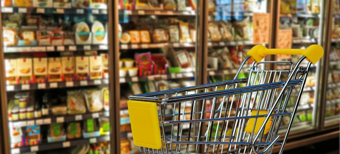 Pracownica supermarketu próbowała powstrzymać złodziei. Zwolniono ją za to z pracy