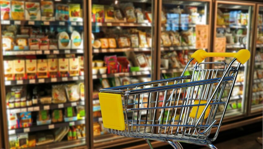 Pracownica supermarketu próbowała powstrzymać złodziei. Zwolniono ją za to z pracy