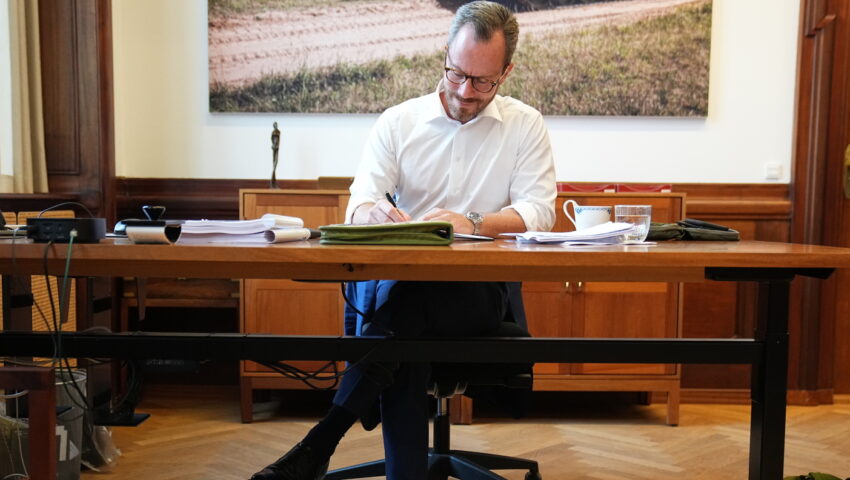 Minister wrócił do pracy po pół roku zwolnienia lekarskiego z powodu… przepracowania