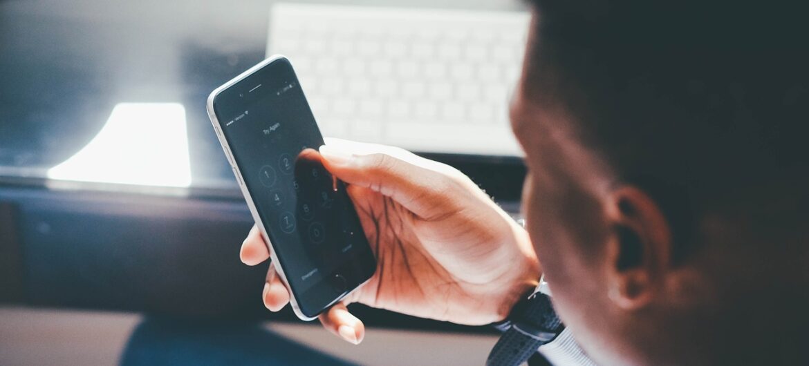 Pazerny jak… urzędnik? Pracownik ministerstwa wyniósł z pracy ponad 200 telefonów, tabletów i komputerów