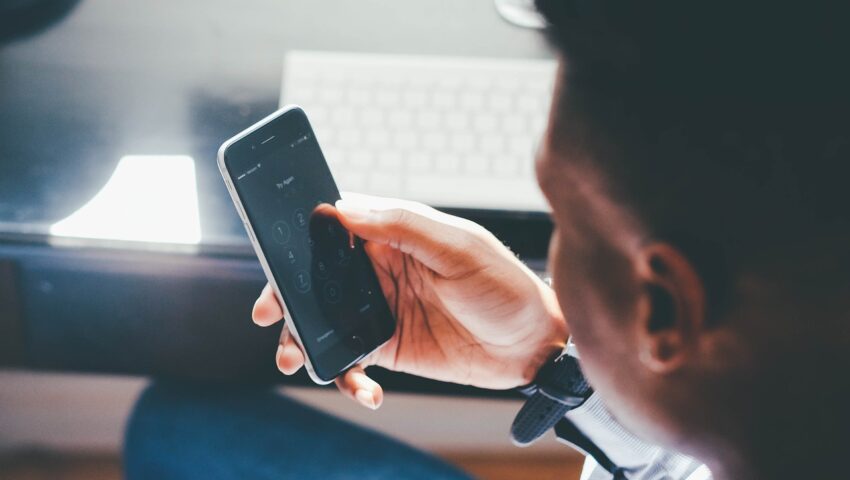 Pazerny jak… urzędnik? Pracownik ministerstwa wyniósł z pracy ponad 200 telefonów, tabletów i komputerów