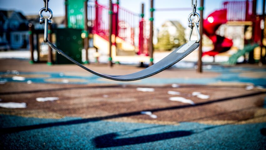 Matka oddała  pięcioletnią córkę pod opiekę pedofilowi. Usłyszała zarzuty