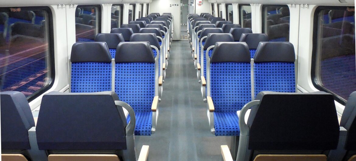 Nietypowe znalezisko w pociągu. Skarb, na który natrafił konduktor, był zawinięty w… reklamówkę