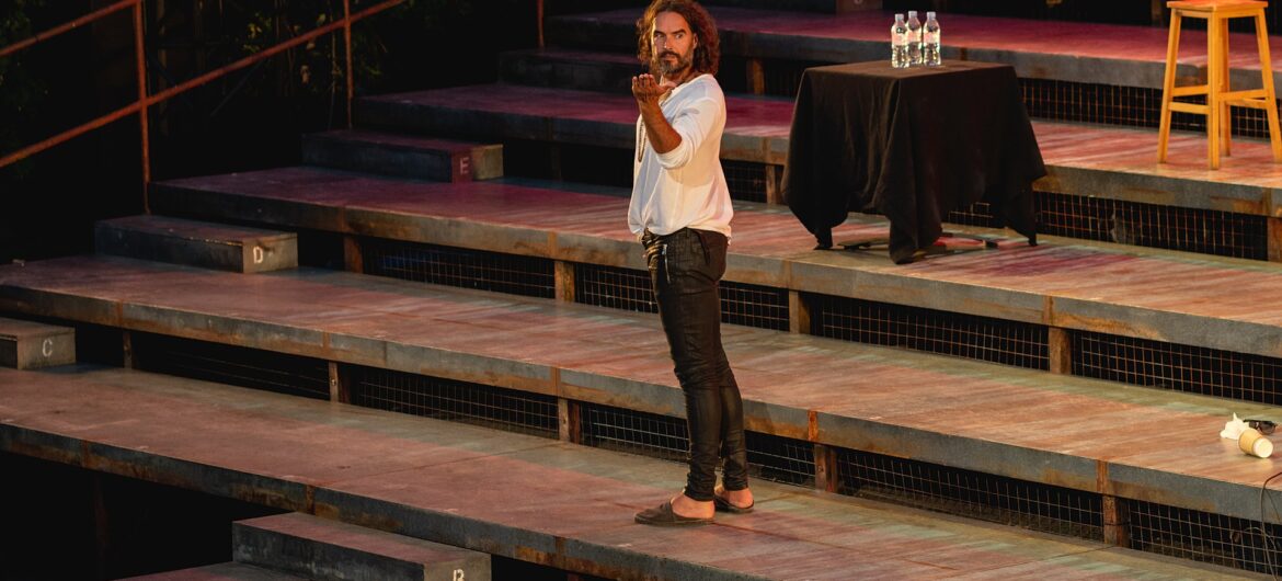 Russel Brand został oskarżony o gwałt i molestowanie