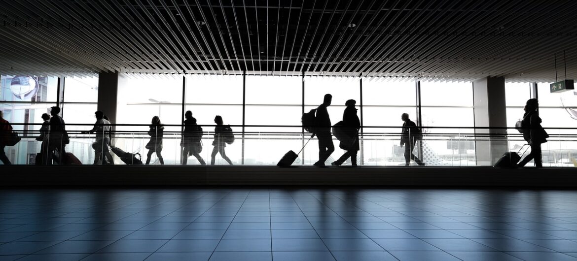 Samolot odleciał bez niego. Pasażer wpadł w szał i zdemolował lotnisko