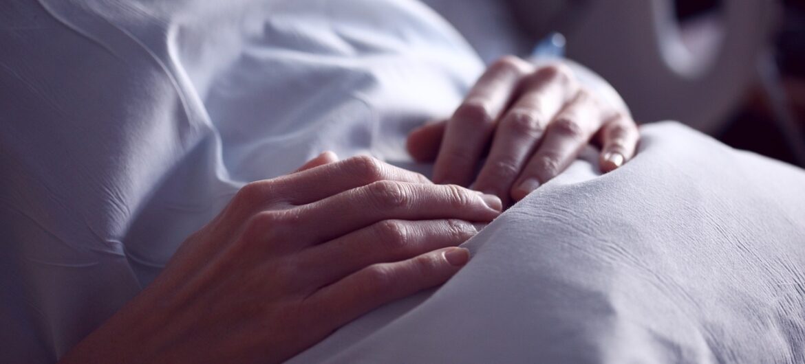 Komplikacje przy eutanazji 36-latki. Lekarz i pielęgniarki udusili ją poduszką