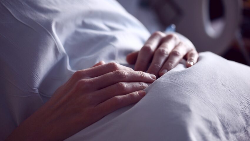 Komplikacje przy eutanazji 36-latki. Lekarz i pielęgniarki udusili ją poduszką