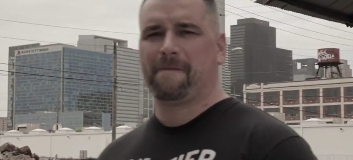 Raper i kaznodzieja próbuje leczyć dzieci silnym wybielaczem