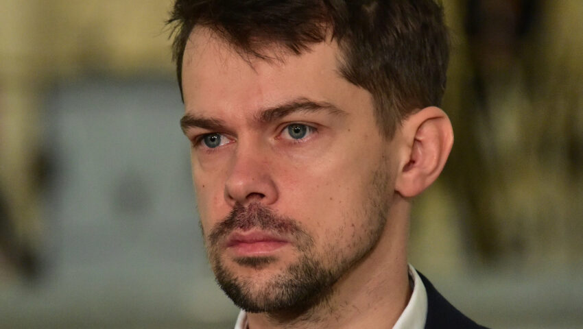 Minister Kołodziejczak ostrzega rolników przed protestami. Kto podniesie rękę na władzę uśmiechniętą?
