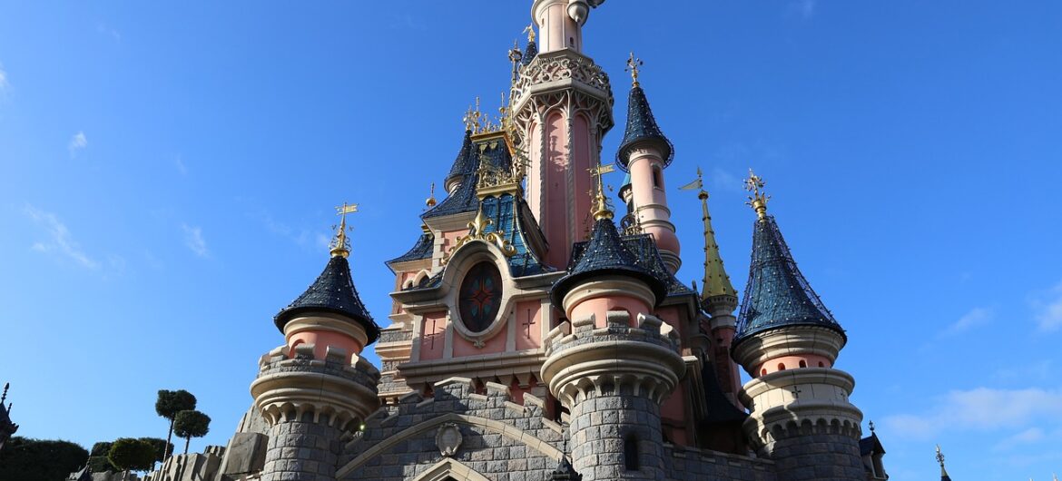 Specjalny pociąg z europosłami pomylił trasę i dojechał do Disneylandu