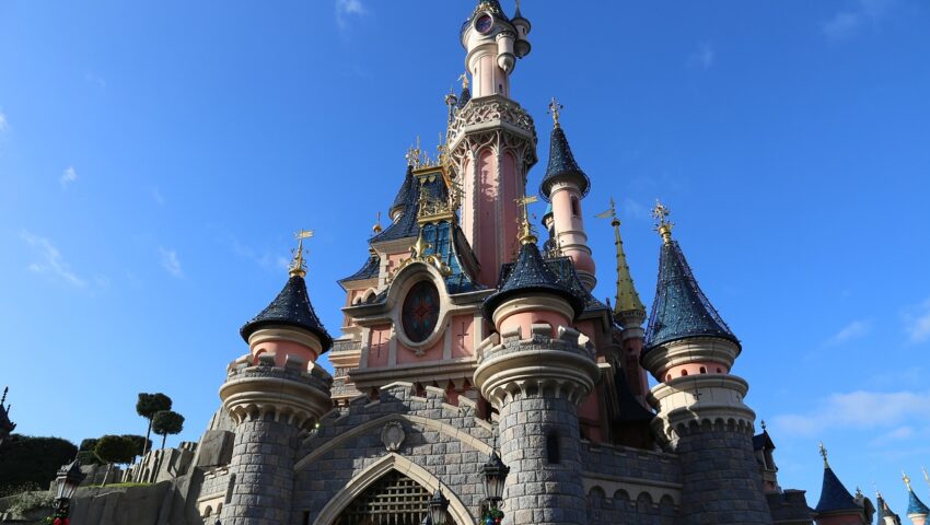 Specjalny pociąg z europosłami pomylił trasę i dojechał do Disneylandu