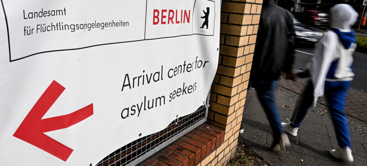 W Berlinie rozdają słodycze, aby uczcić atak na Izrael