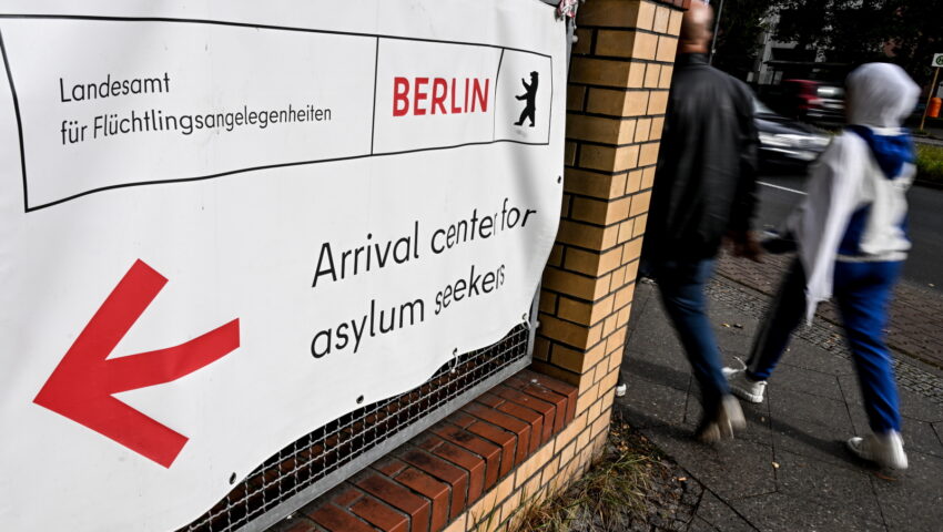 W Berlinie rozdają słodycze, aby uczcić atak na Izrael