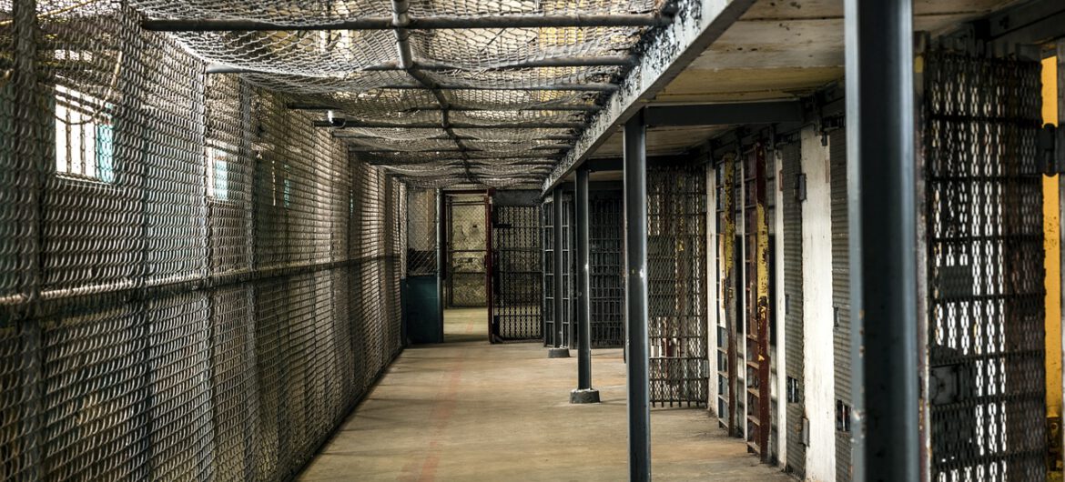 Policjanci wywieźli mężczyznę do lasu, gdzie zmarł. Są wyroki więzienia