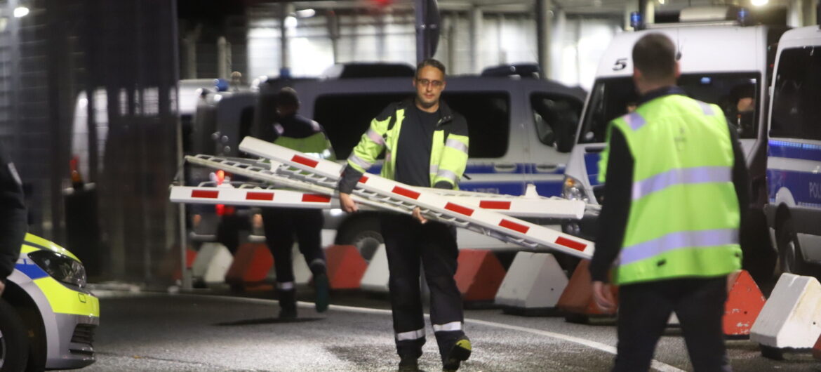 Uzbrojony mężczyzna wdarł się na płytę lotniska. Wziął 4-letnią córkę za zakładniczkę
