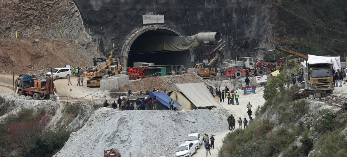 Spędzili w nim 17 dni. Ratownicy dotarli do uwięzionych w zawalonym tunelu