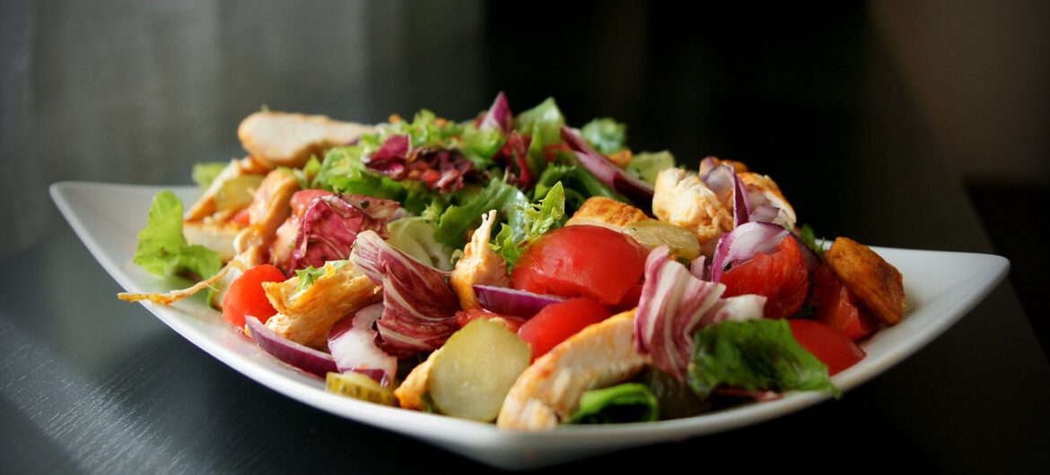 Szokujące znalezisko w sałatce. Pozwała restaurację do sądu
