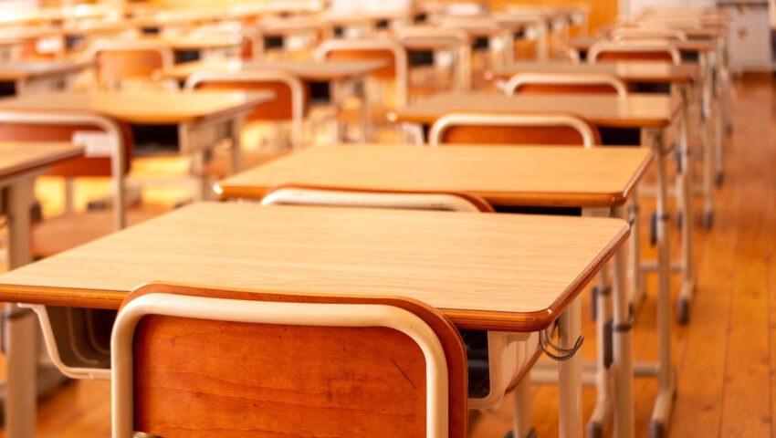 Dwieście zakapturzonych osób zaatakowało szkołę. W ruch poszły koktajle Mołotowa
