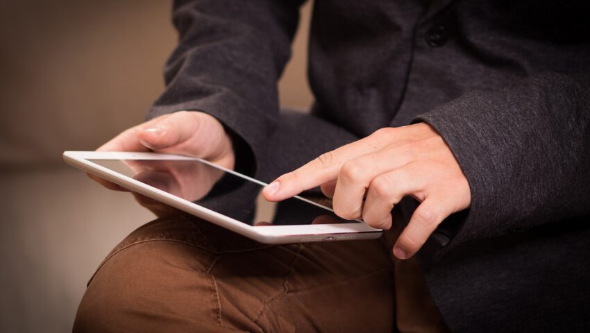 Udostępnili w sieci ponad 140 tys. plików z dziecięcą pornografią. Policja aresztowała trzech mężczyzn
