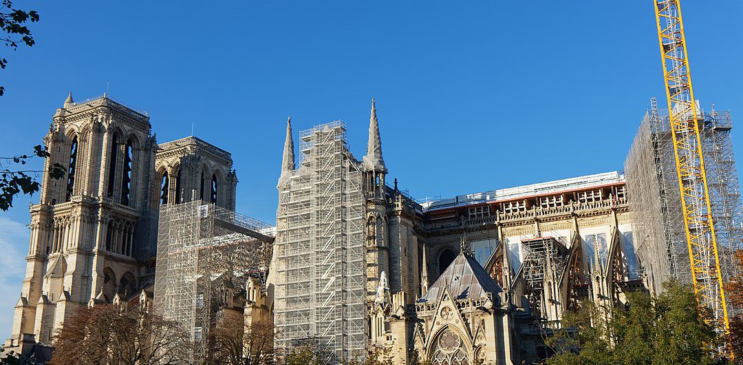 Na Notre Dame wrócił złoty kogut