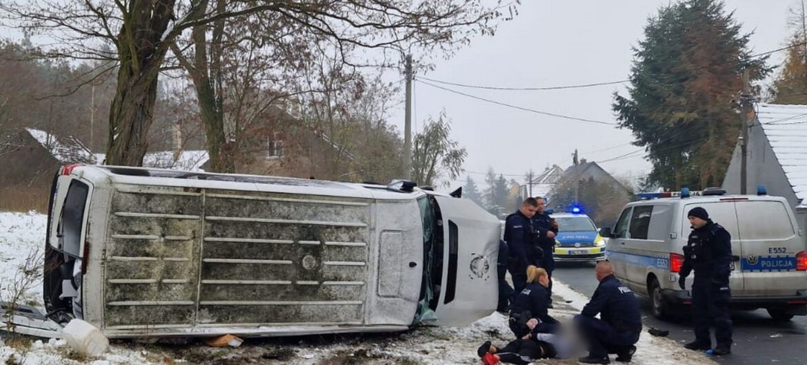 15-latek ukradł bus i taranował radiowozy. Policjanci złapali go po pościgu