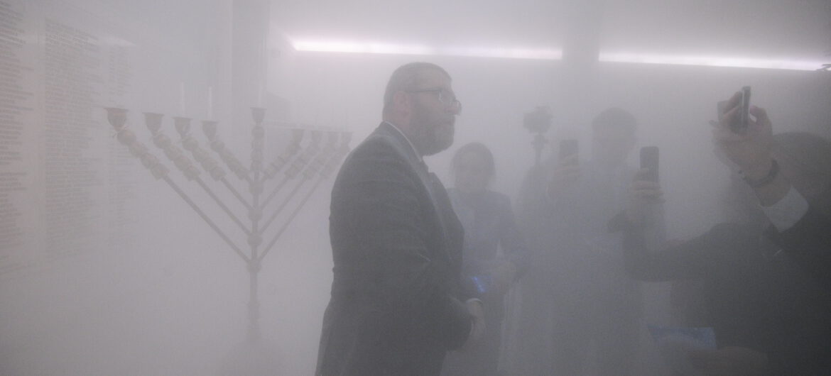 Happening czy instalacja artystyczna? “Grzegorz Braun jest artystą i być może to jego forma ekspresji”