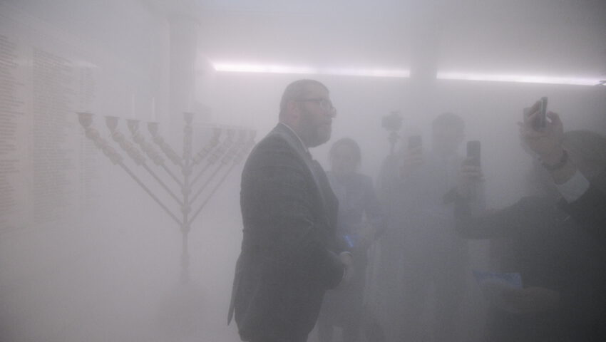 Happening czy instalacja artystyczna? “Grzegorz Braun jest artystą i być może to jego forma ekspresji”
