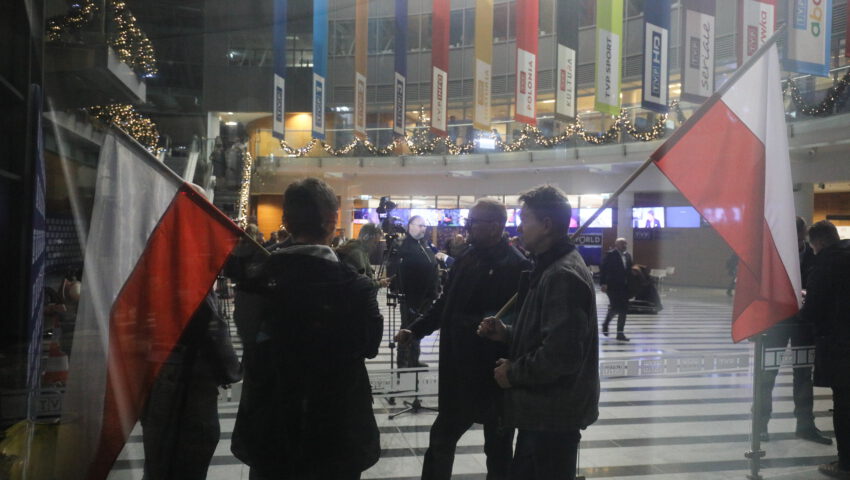 W gmachu TVP dyżuruje kolejna zmiana polityków Prawa i Sprawiedliwości. “Nasz protest to obrona demokracji”