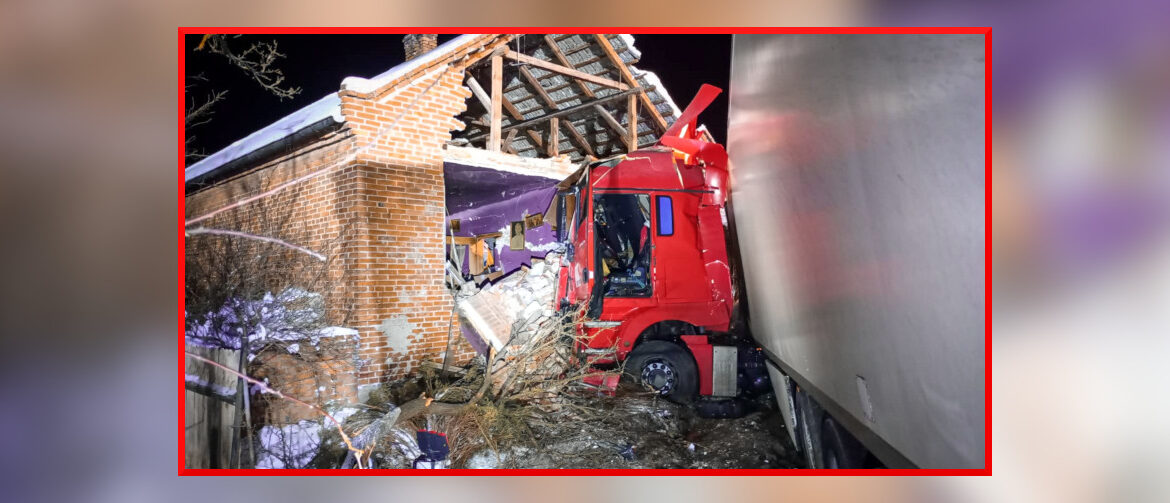 Tir wjechał w dom i zburzył ścianę. Ocalał wiszący tam obraz Ojca Świętego