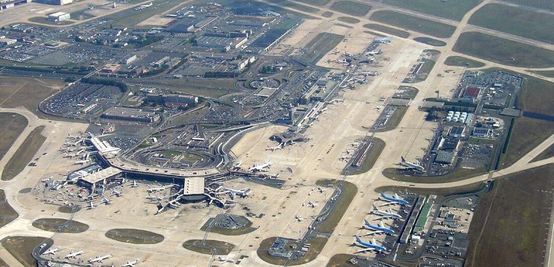 Nielegalny imigrant ukrył się w podwoziu samolotu. Cudem przeżył