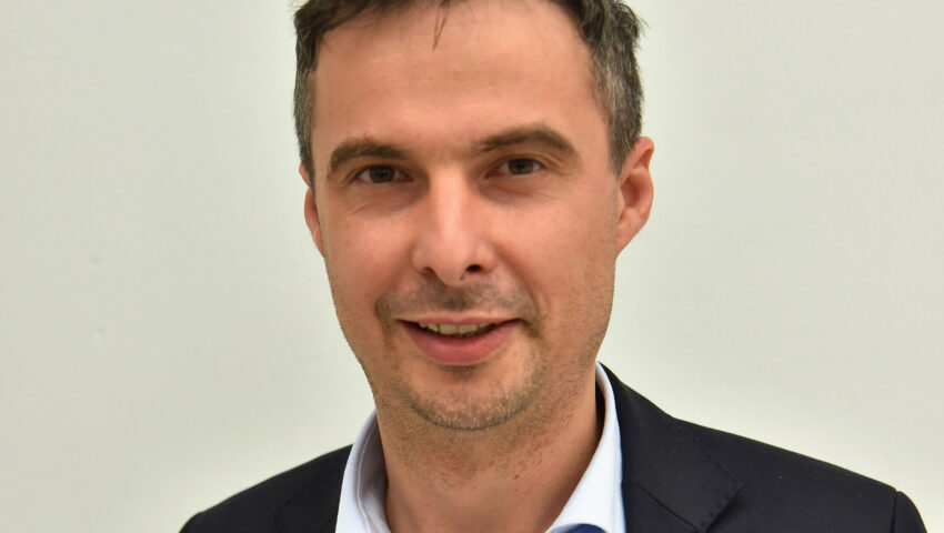 Zarabiał kokosy, a brał zapomogę od państwa. “Biedny” poseł związany z PSL-em wiceministrem cyfryzacji