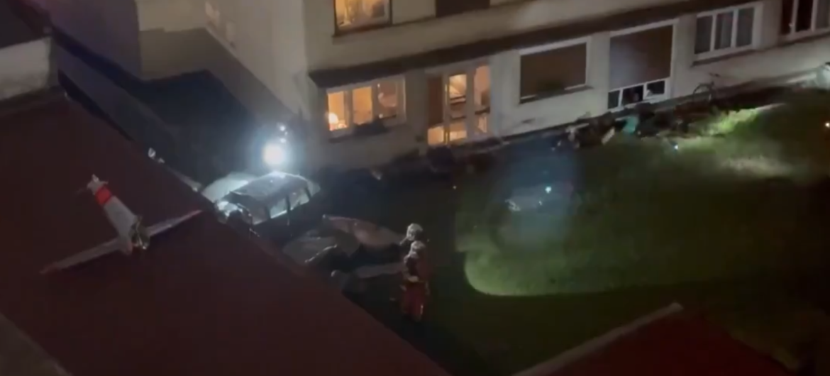 Samolot uderzył w ścianę domu
