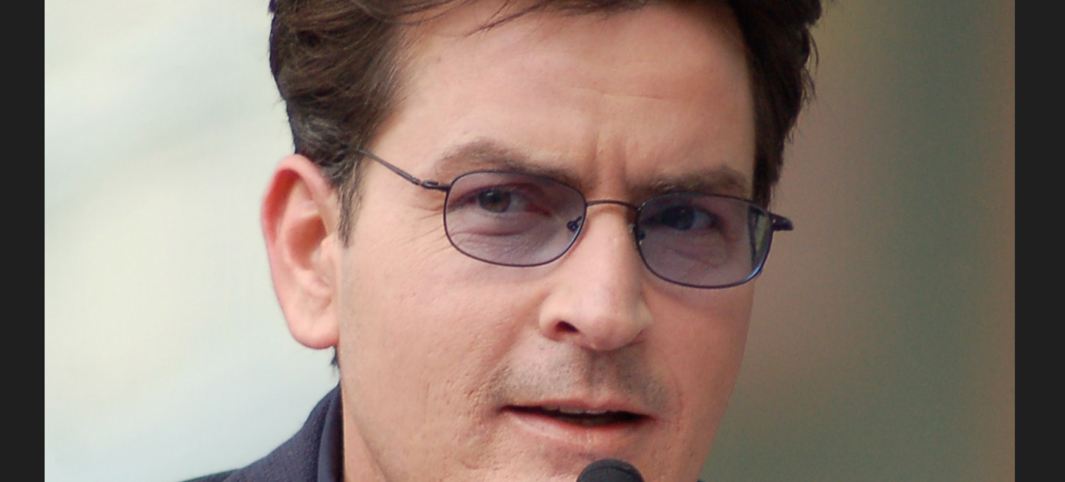 Charlie Sheen został zaatakowany przez sąsiadkę. Próbowała go udusić