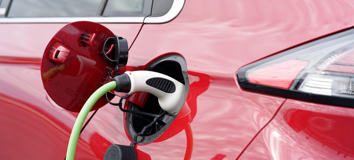 Przejechali od bieguna do bieguna w samochodzie elektrycznym. Zajęło im to 10 miesięcy