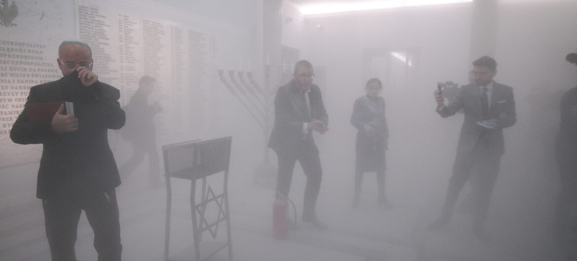 Grzegorz Braun wykluczony z obrad Sejmu. Zgasił gaśnicą menorę chanukową