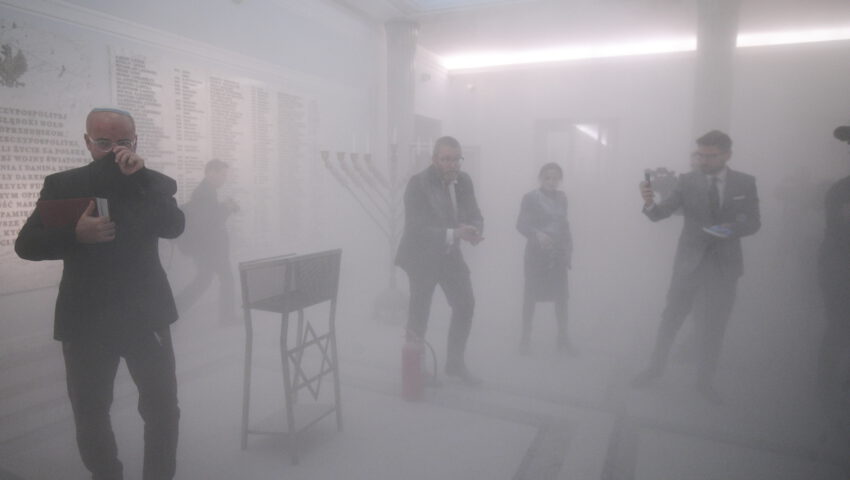 Grzegorz Braun wykluczony z obrad Sejmu. Zgasił gaśnicą menorę chanukową