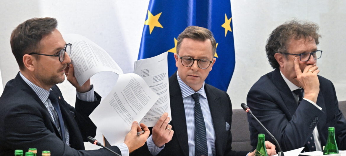 Burzliwe posiedzenie komisji śledczej. Poseł rzucił kartkami
