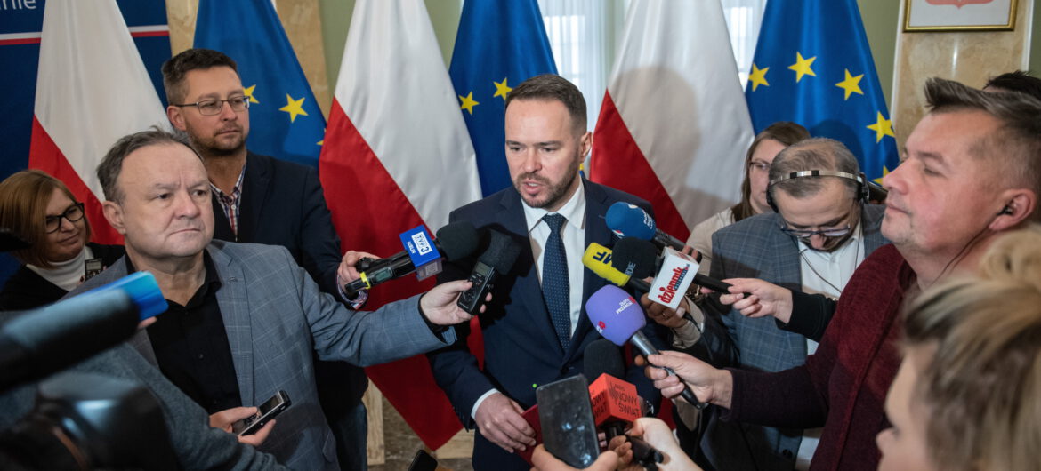 Najpierw zdjął krzyż, teraz się tłumaczy. Wojewoda lubelski: krzyż nie został zabrany, tylko przeniesiony