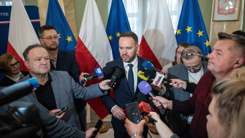 Najpierw zdjął krzyż, teraz się tłumaczy. Wojewoda lubelski: krzyż nie został zabrany, tylko przeniesiony