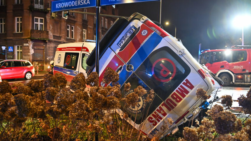 Zderzenie dwóch karetek. Jedna z nich dachowała
