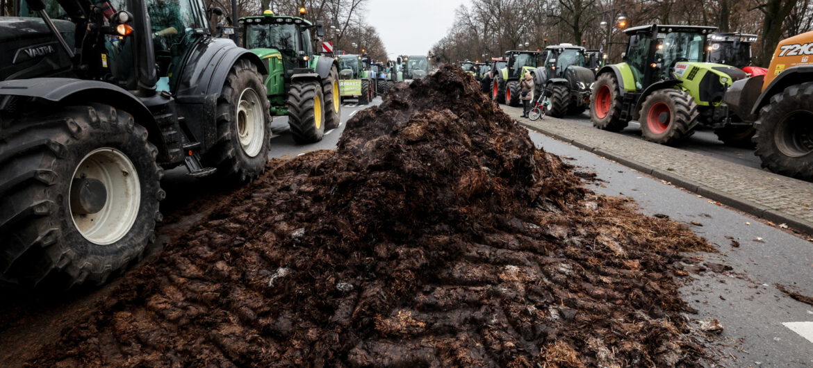 Wściekli rolnicy protestowali w Berlinie. Rząd pozbawił ich ważnych ulg w imię walki z klimatem