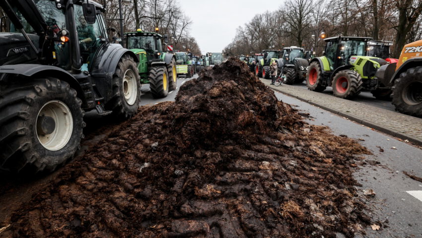Wściekli rolnicy protestowali w Berlinie. Rząd pozbawił ich ważnych ulg w imię walki z klimatem