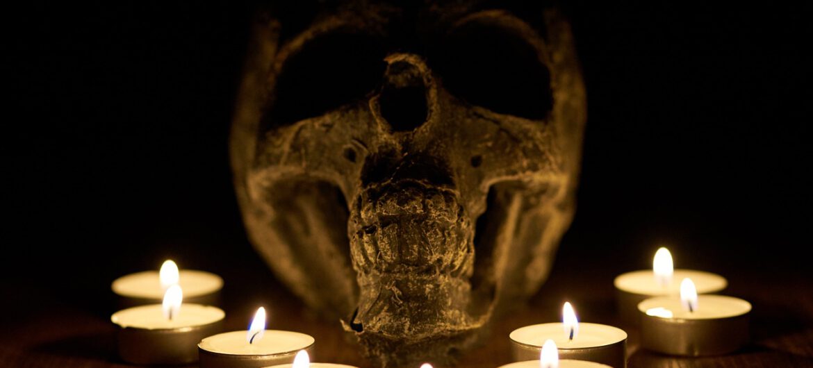 Sataniści wystawili “ołtarz” w rządowym budynku. Weteran zareagował