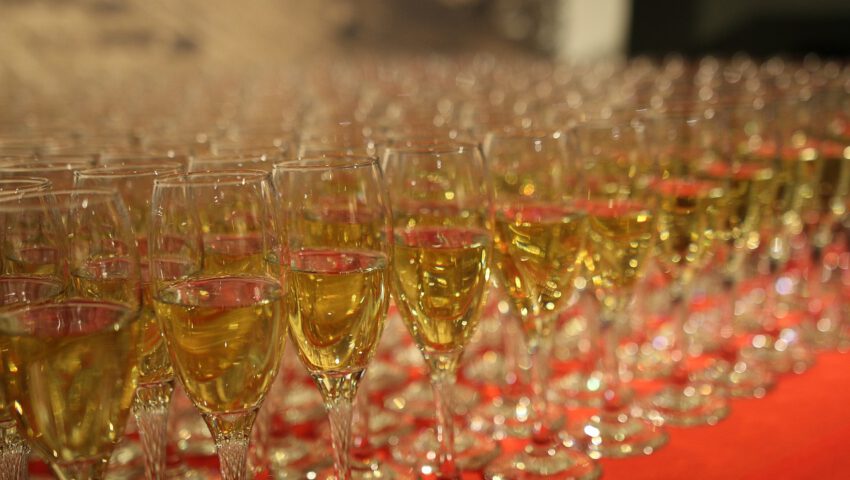 Celebryci zorganizowali półnagą imprezę. Jeden trafił do więzienia, pozostali staną przed sądem