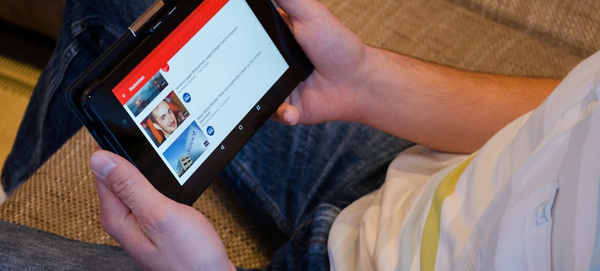 Tyle zarobiły w zeszłym roku media społecznościowe na nastolatkach. Kwota zwala z nóg