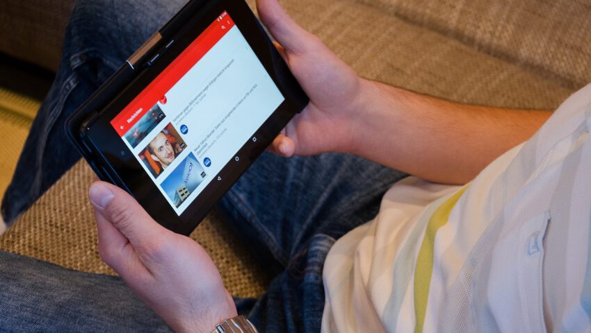 Tyle zarobiły w zeszłym roku media społecznościowe na nastolatkach. Kwota zwala z nóg